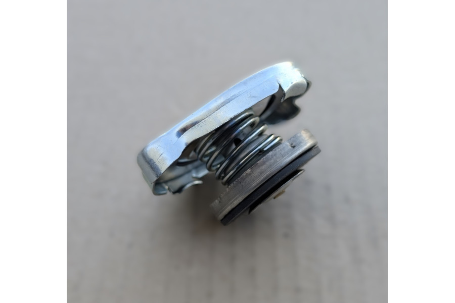 Кришка маслозаливної горловини (2590-01-196-5228)